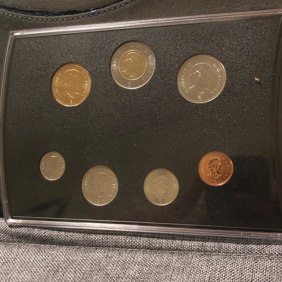 Royal Canadian Mint Burgundy Presentation Folder - Picture 4 of 4